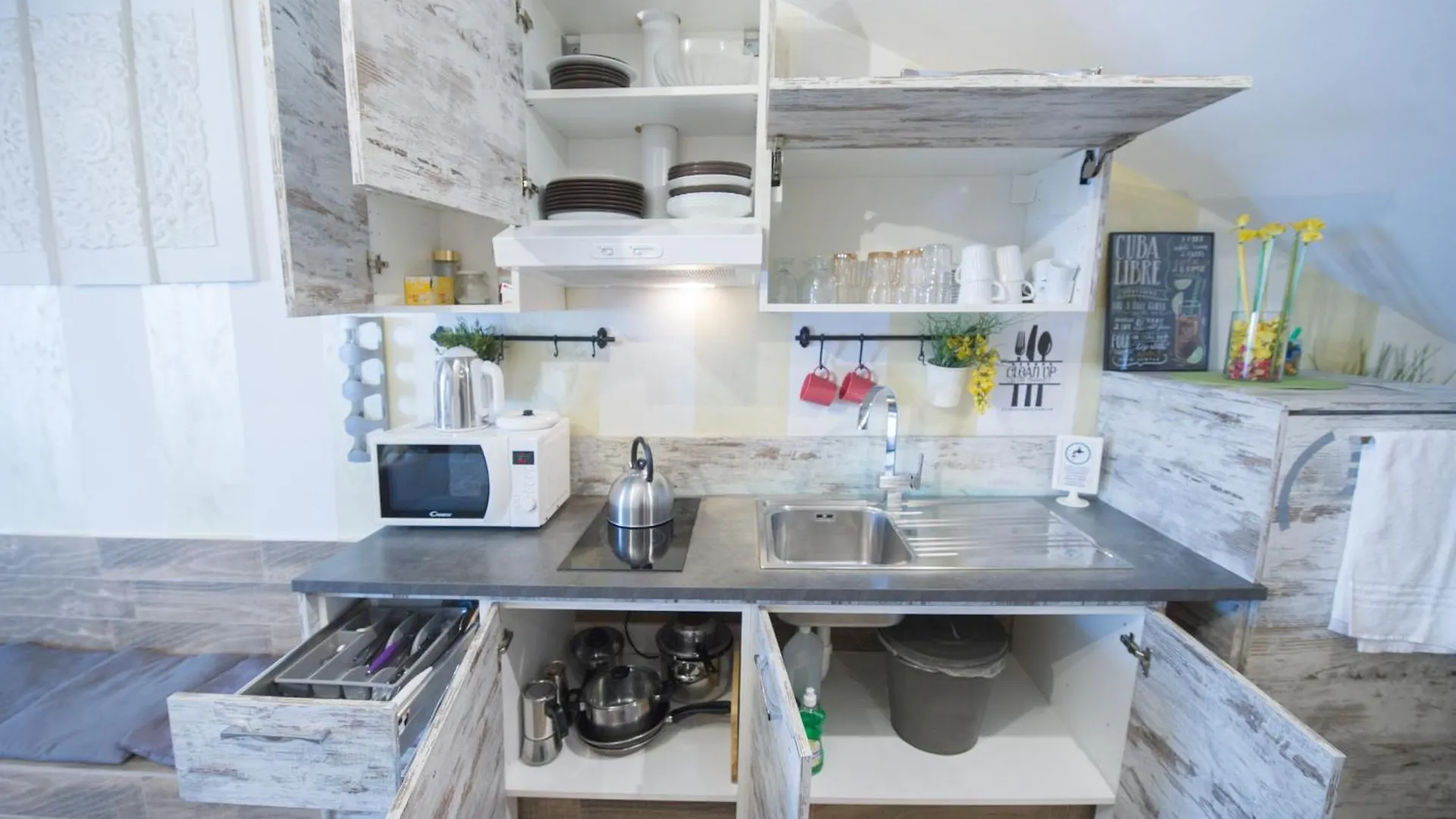 Amazing Attic Max 10 People With Parking & Wifi, Near To 3 Tram Lines And To The Metro - Well Connected To Airports And To The Train Station Apartamento Milão