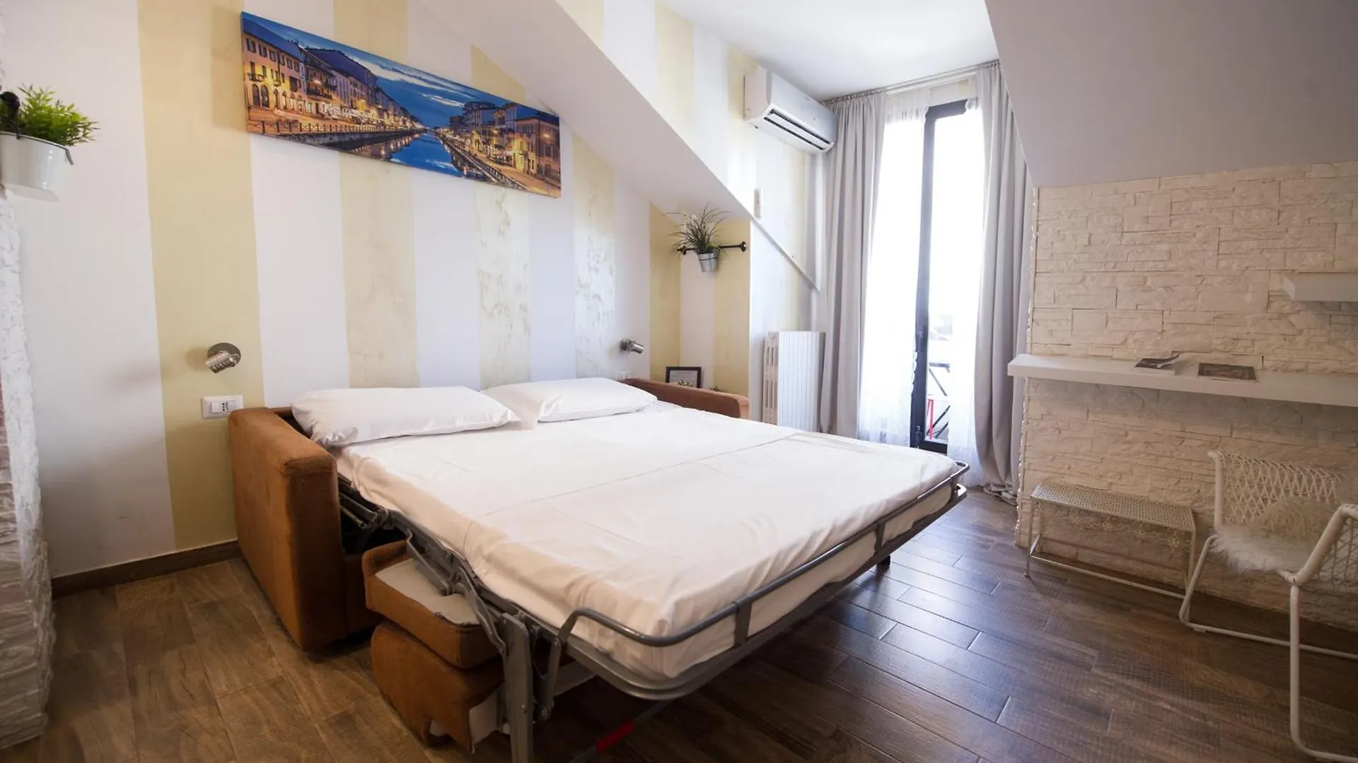 Amazing Attic Max 10 People With Parking & Wifi, Near To 3 Tram Lines And To The Metro - Well Connected To Airports And To The Train Station Apartamento Milão