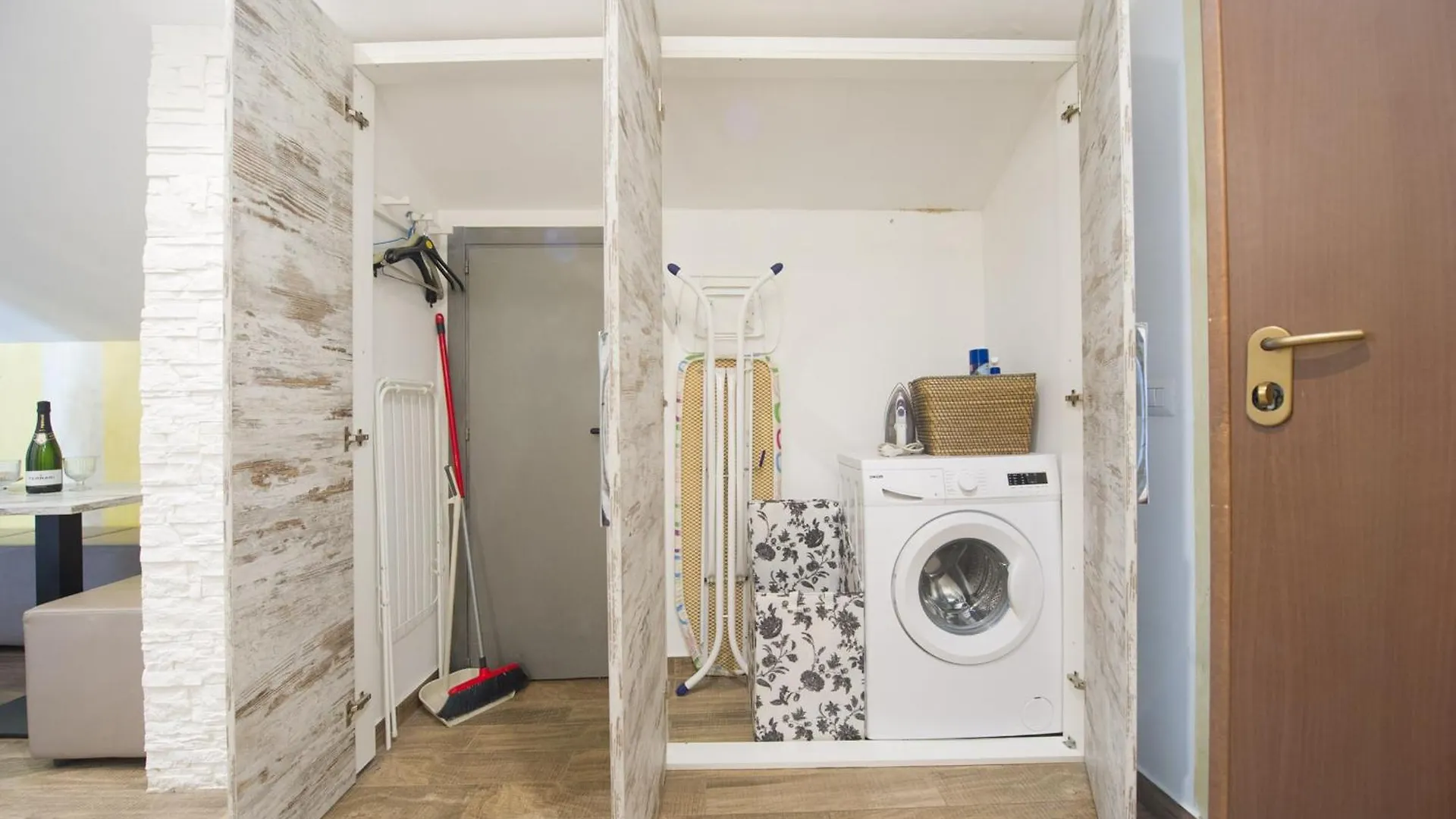 Amazing Attic Max 10 People With Parking & Wifi, Near To 3 Tram Lines And To The Metro - Well Connected To Airports And To The Train Station Apartamento Milão