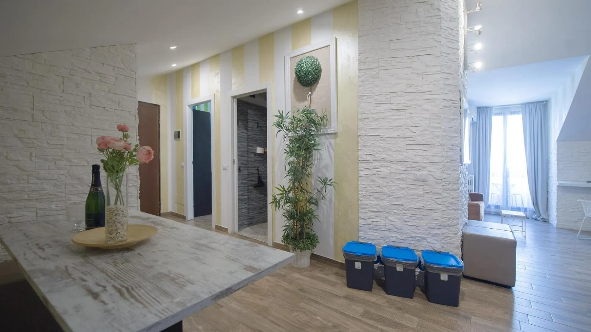 Amazing Attic Max 10 People With Parking & Wifi, Near To 3 Tram Lines And To The Metro - Well Connected To Airports And To The Train Station Apartamento Milão