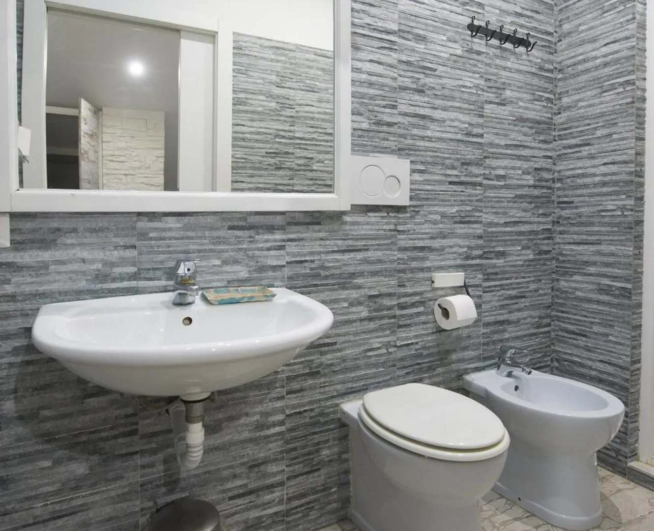 Amazing Attic Max 10 People With Parking & Wifi, Near To 3 Tram Lines And To The Metro - Well Connected To Airports And To The Train Station Apartamento Milão