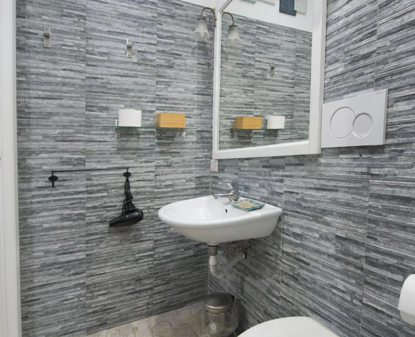 Amazing Attic Max 10 People With Parking & Wifi, Near To 3 Tram Lines And To The Metro - Well Connected To Airports And To The Train Station Apartamento Milão Itália